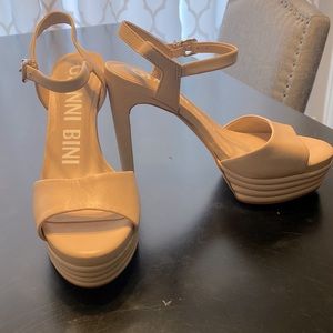Cream or Tan Gianni Bini size 6.5